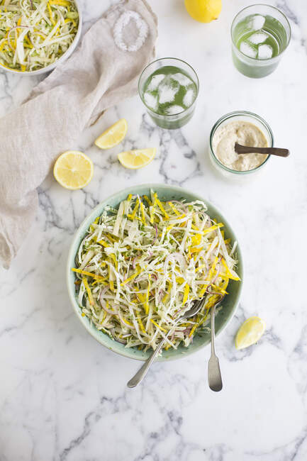Salada de couve com molho de limão — Fotografia de Stock