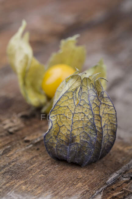 Physalis on a wooden surface (close-up) — Stock Photo