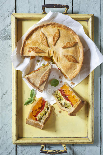 Vegetable pie with pastry leaves, sliced — Fotografia de Stock
