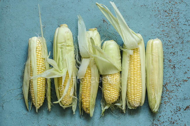 Close-up shot of Corn on the old blue table — Foto stock