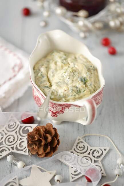 Une mayonnaise aux herbes et câpres pour les rôtis de Noël — Photo de stock