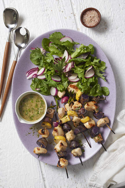 Chicken skewers with side salad, top view — Stock Photo