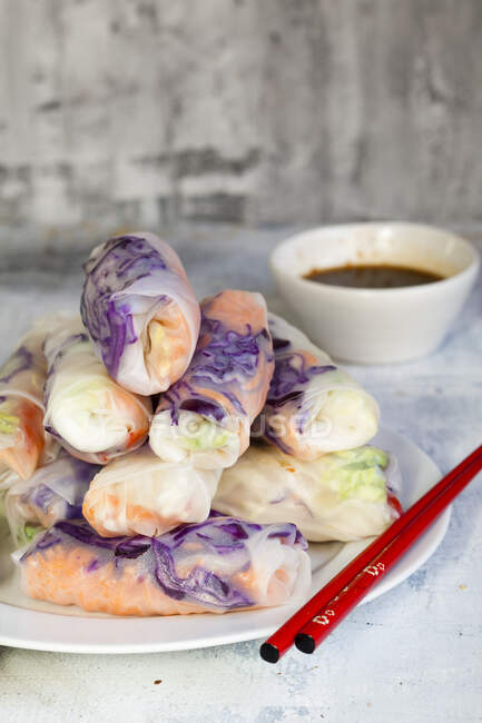 Vegan summer rolls with a spicy chili dip — Stock Photo