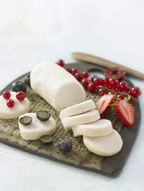 Frutta a guscio di macadamia vegana e formaggio di mandorle con bacche fresche — Foto stock