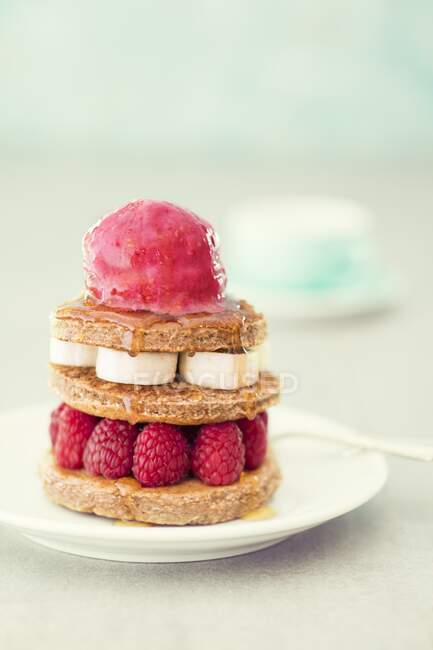A pancake tart with raspberries and raspberry sorbet — Stock Photo
