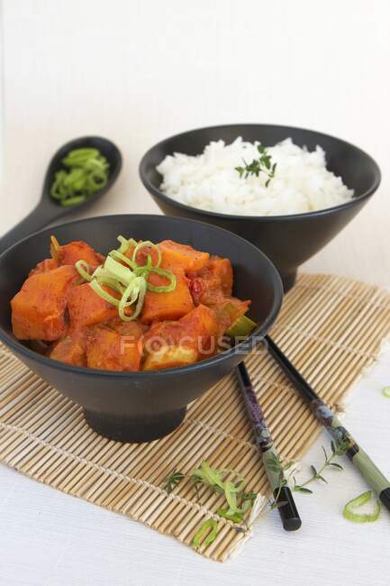 Thai Red Butternut Curry com arroz Jasmine — Fotografia de Stock