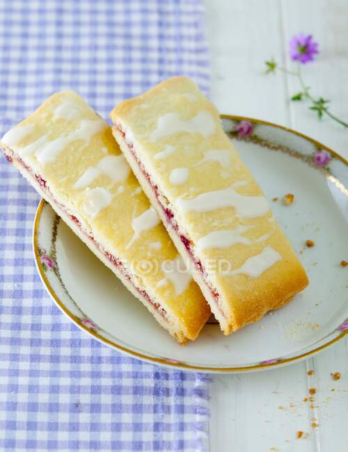 Blackberry biscuit slices with sugar icing on plate — Stock Photo