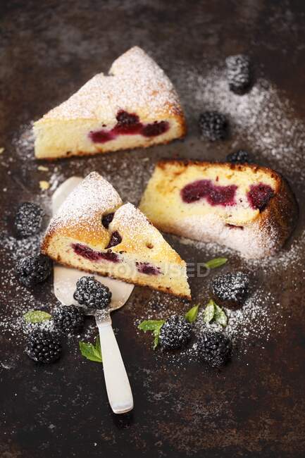 Yoghurt cake with blackberries — Stock Photo