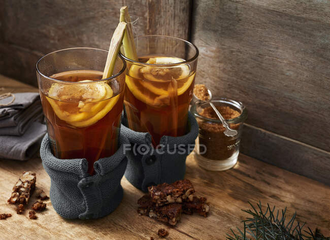 Lemon and ginger grog with nut biscuits — Stock Photo