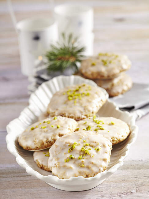 Gingerbread cookies with icing and grated pistachios — Stock Photo