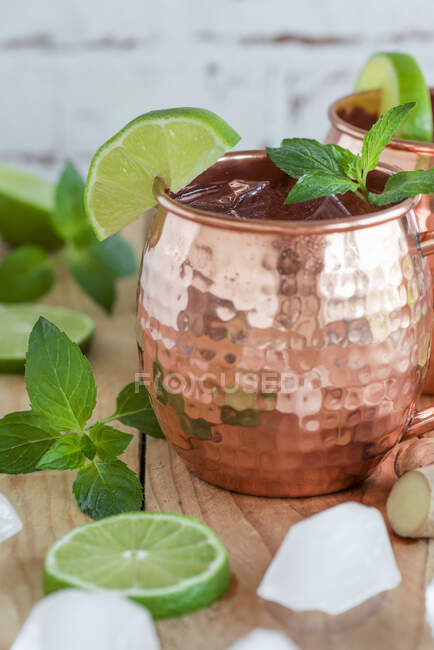 Mosca Mule cocktail in tazza di rame con menta e lime — Foto stock