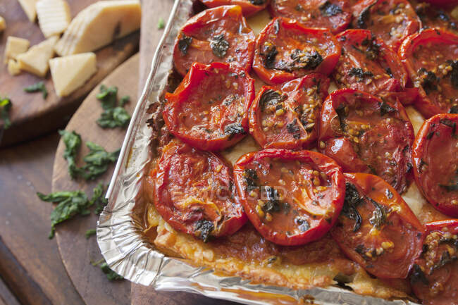 Vegetarische Lasagne mit gerösteten Tomaten in Backform — Stockfoto