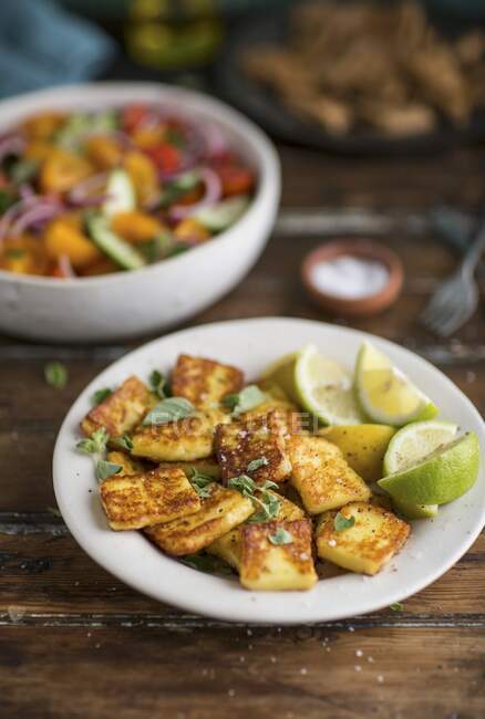 Fried halloumi with limes and lettuce — Stock Photo