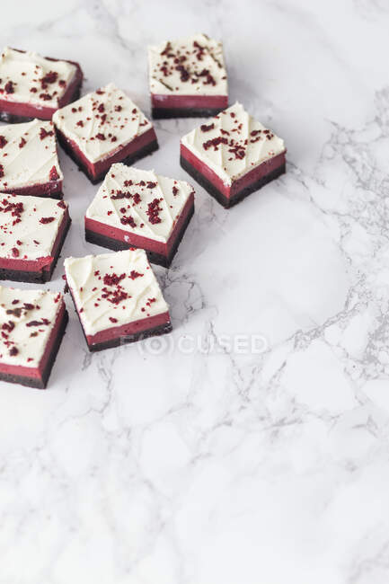Red Velvet Cheesecake Brownies auf einer Marmoroberfläche — Stockfoto