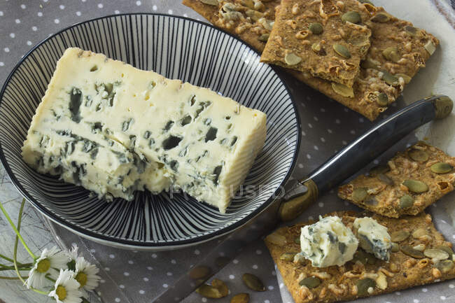 Crackers with sunflower seed and gorgonzola — Stock Photo