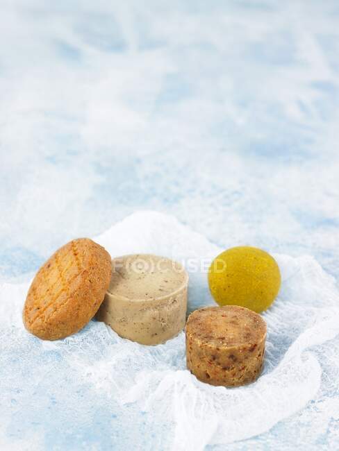 Assorted types of vegan cheese with curry powder and argan oil — Stock Photo