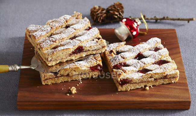 Nutty Christmas shortcrust tarts with raspberry jam — Stock Photo