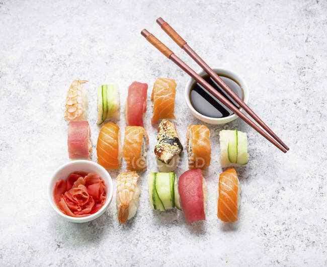 Sushi vari con salsa di soia e zenzero — Foto stock
