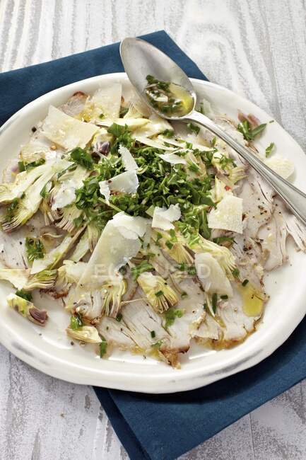 Veal carpaccio with artichokes and rocket — Stock Photo