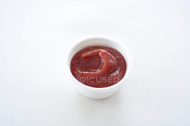 Ketchup dans un bol en styromousse — Photo de stock