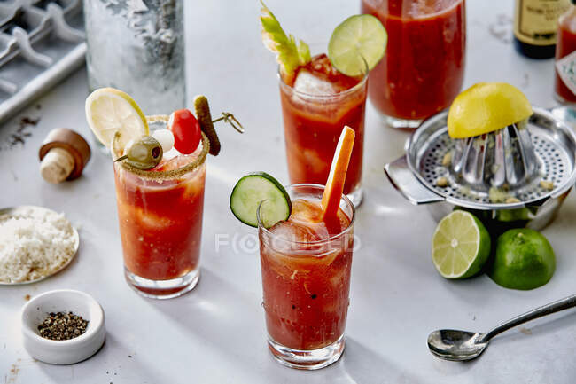 Verres Bloody Mary cocktails avec diverses portions de légumes — Photo de stock