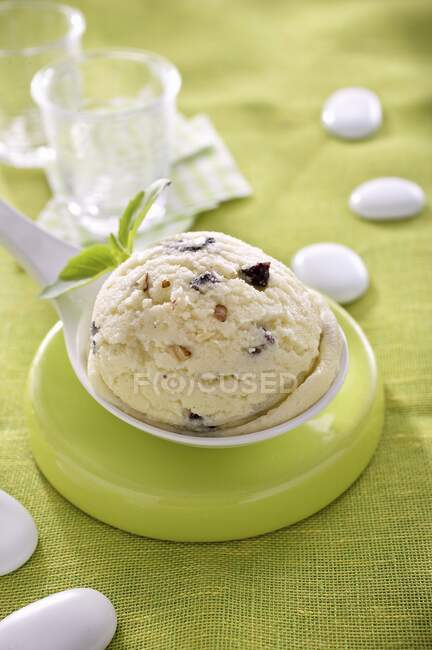 Uma colher de sorvete de noz com manjericão em uma colher — Fotografia de Stock