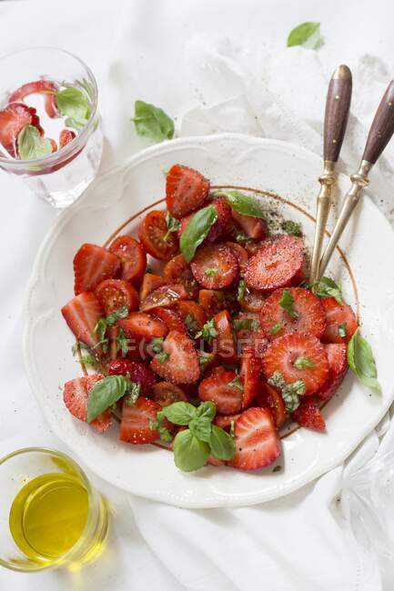 Ein Erdbeersalat mit Olivenöl, Balsamico und Basilikum — Stockfoto
