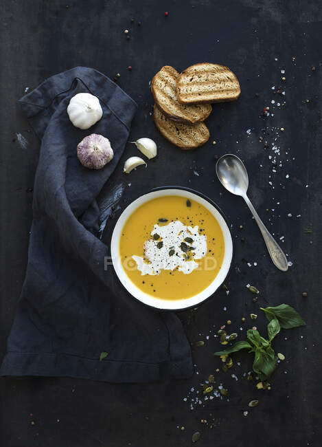 Гарбузовий суп з вершками, насінням, хлібом та свіжим базиліком — стокове фото