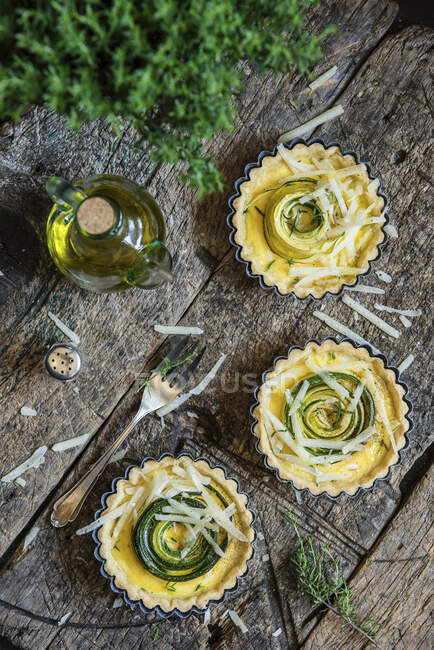 Savoury tartlets with courgette and parmesan in a baking dish — Stock Photo