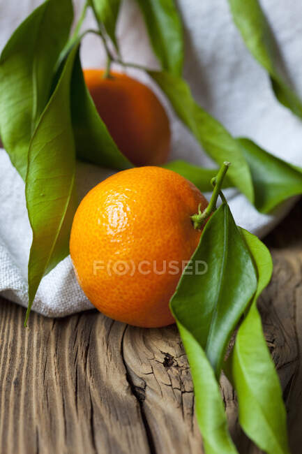Fresh ripe tangerines on wooden table — Stock Photo