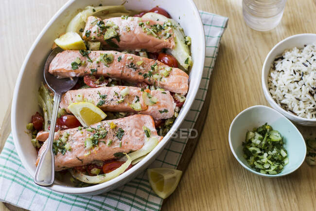 Salmon with fennel bulbs, cherry tomatoes and fennel greens — Stock Photo