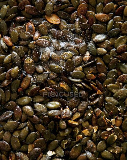 Смажене солоне гарбузове насіння — стокове фото