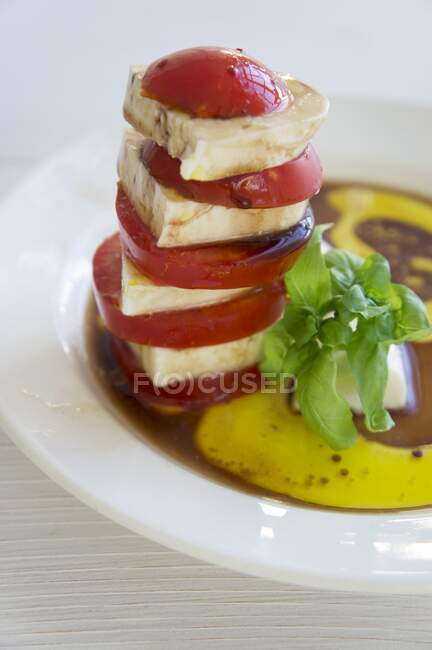 Une salade de mozzarella et tomates empilée — Photo de stock