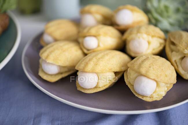 Madeleines filled with cream served on plate — Stock Photo