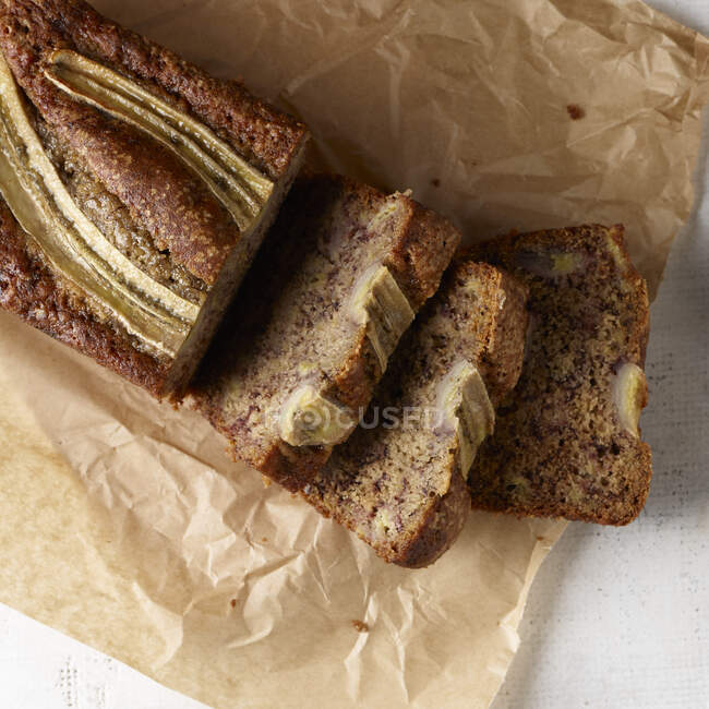 Pão caseiro com sementes de gergelim e passas — Fotografia de Stock