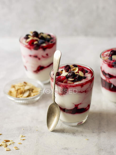 Йогурт с медом, ягодами и миндальными хлопьями — стоковое фото