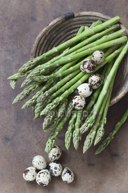 Asparagi verdi e uova di quaglia — Foto stock