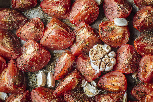 Horno de tomates con ajo, orégano y tomillo - foto de stock