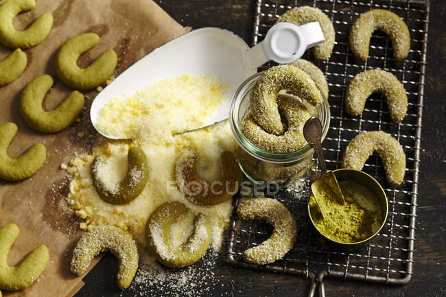 Biscoitos matcha e baunilha em cremalheira e papel manteiga — Fotografia de Stock