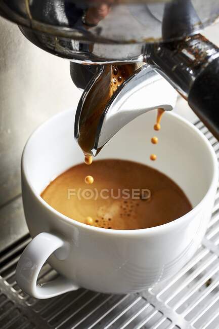 Крупним планом знімок кави, що викидається з кавоварки — стокове фото