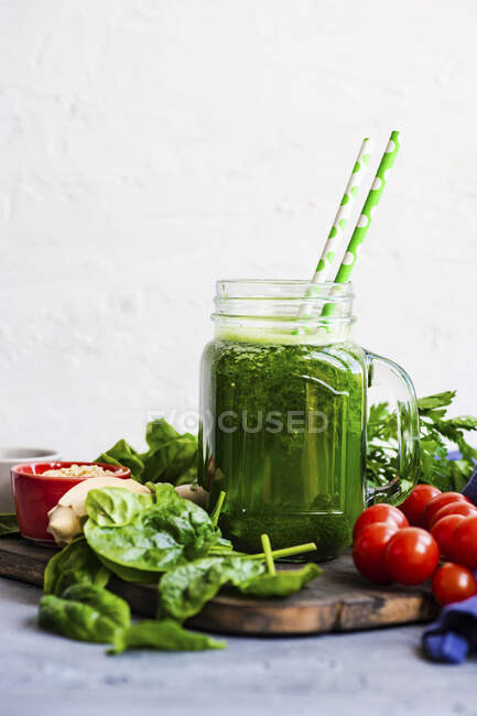 Green smoothie of apple, baby spinach, cucumber and chia seeds — Stock Photo