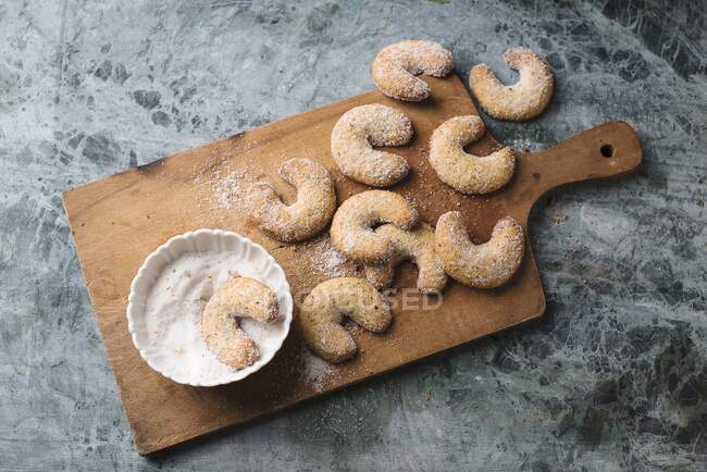 Biscuits vanille sur planche à découper en bois — Photo de stock