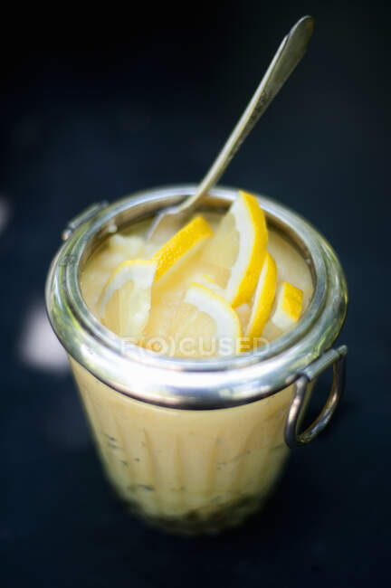 Лимонный творог с ломтиками лимона в банке — стоковое фото