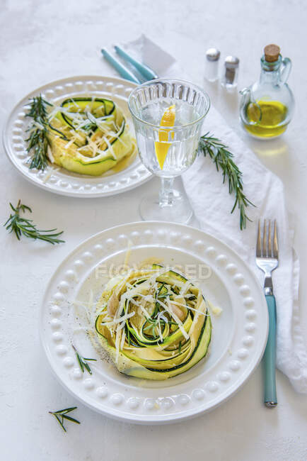 Tagliatelle mit dünnen Zucchini-Scheiben, Parmesan und Rosmarin — Stockfoto