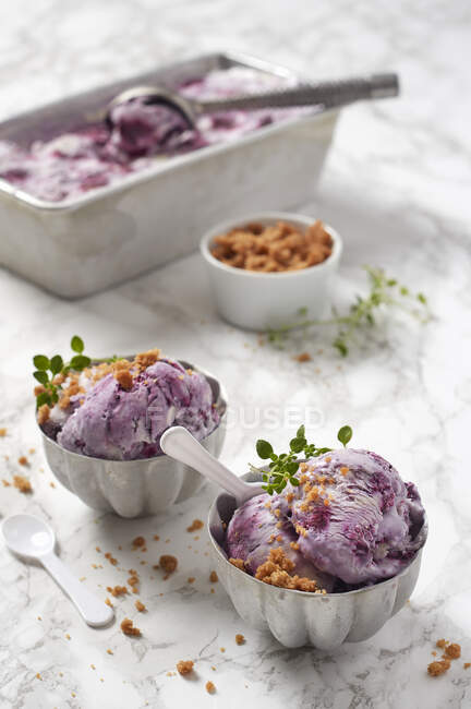 Homemade berry ice cream served with streusel — Stock Photo