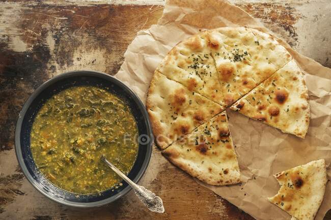 Spinach soup with flatbread — Stock Photo