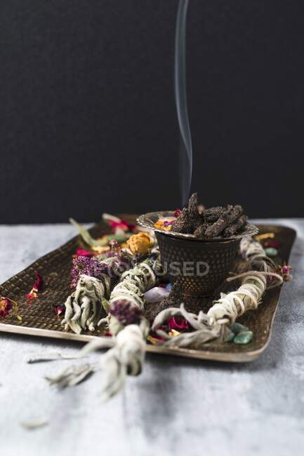 Bâtonnets d'encens maison et bouquets d'herbes pour la combustion — Photo de stock