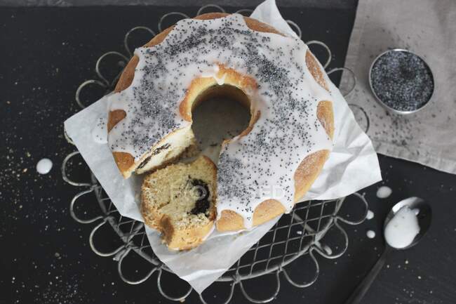 Poppy seed cake with a sugar glaze — Stock Photo