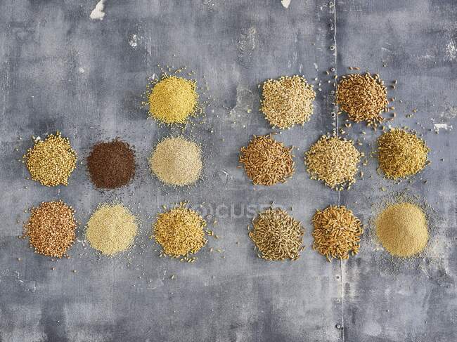 Diferentes variedades de granos y productos de grano (vista superior) - foto de stock