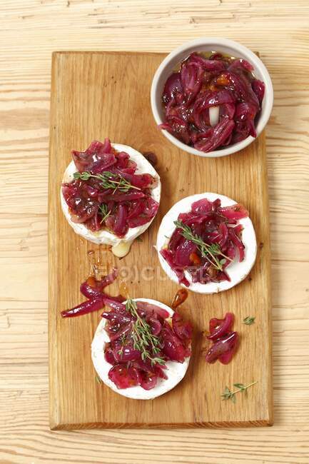 Baked camembert with caramelized red onion and apricot jam — Stock Photo